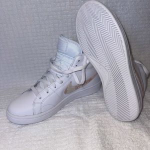 Women's Court Royale 2 Mid High-Top Casual Sneaker